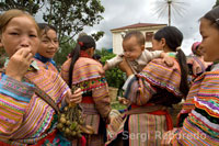 Mercado de Bac Ha. Las mujeres de la étnia Hmong Flower venden y compran todo tipo de telas. 